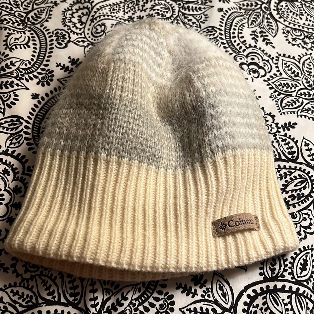 Women Columbia sports wear winter hat.